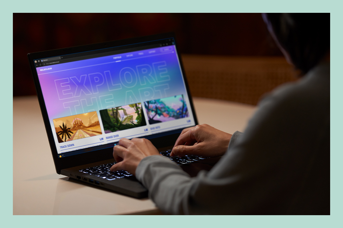 Mężczyzna gra na laptopie PCSpecialist z systemem Windows 11