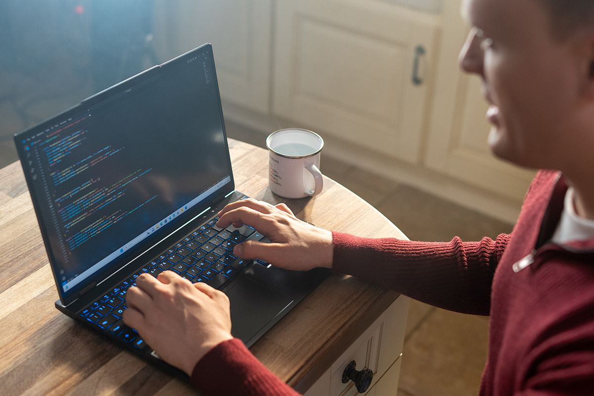 Programista pracuje na laptopie PCSpecialist